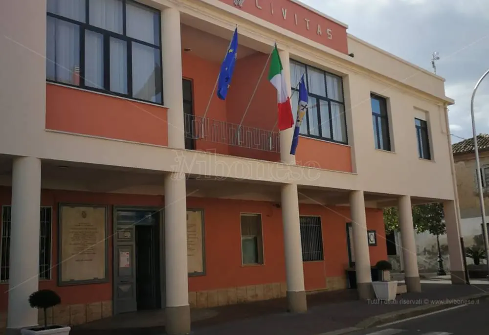 A Mileto clima infuocato, l'opposizione: «Sulla soluzione per la scuola crollata il sindaco si prende tutti i meriti e dimentica il preside che ha risolto il problema»