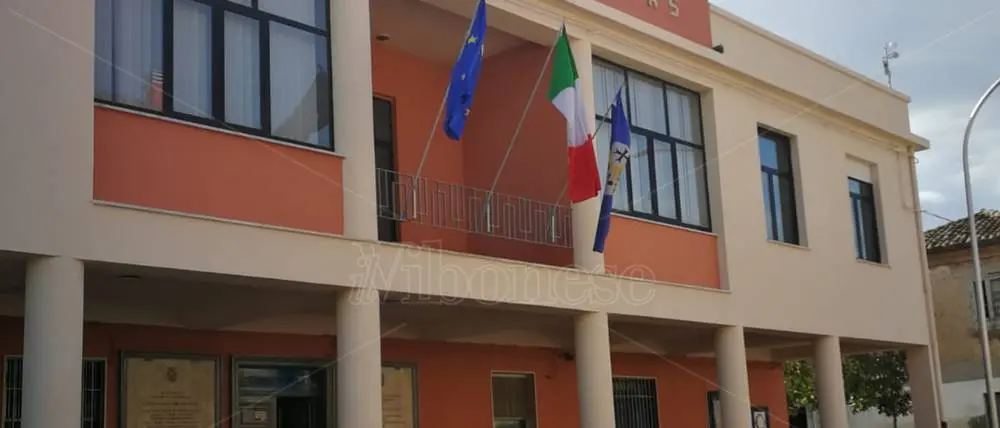 A Mileto clima infuocato, l'opposizione: «Sulla soluzione per la scuola crollata il sindaco si prende tutti i meriti e dimentica il preside che ha risolto il problema»