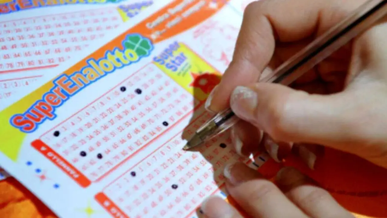 Vibo, \"bacetto\" della dea bendata: vinti 16mila euro con un \"5\" al SuperEnalotto