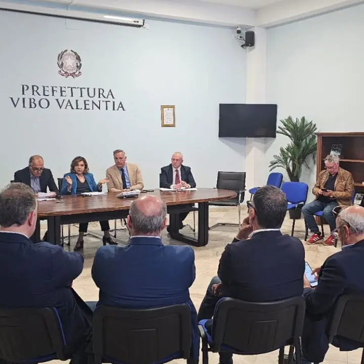 Viabilità, depurazione e acqua: riunione in Prefettura con i sindaci per affrontare le criticità del Vibonese in vista dell'estate