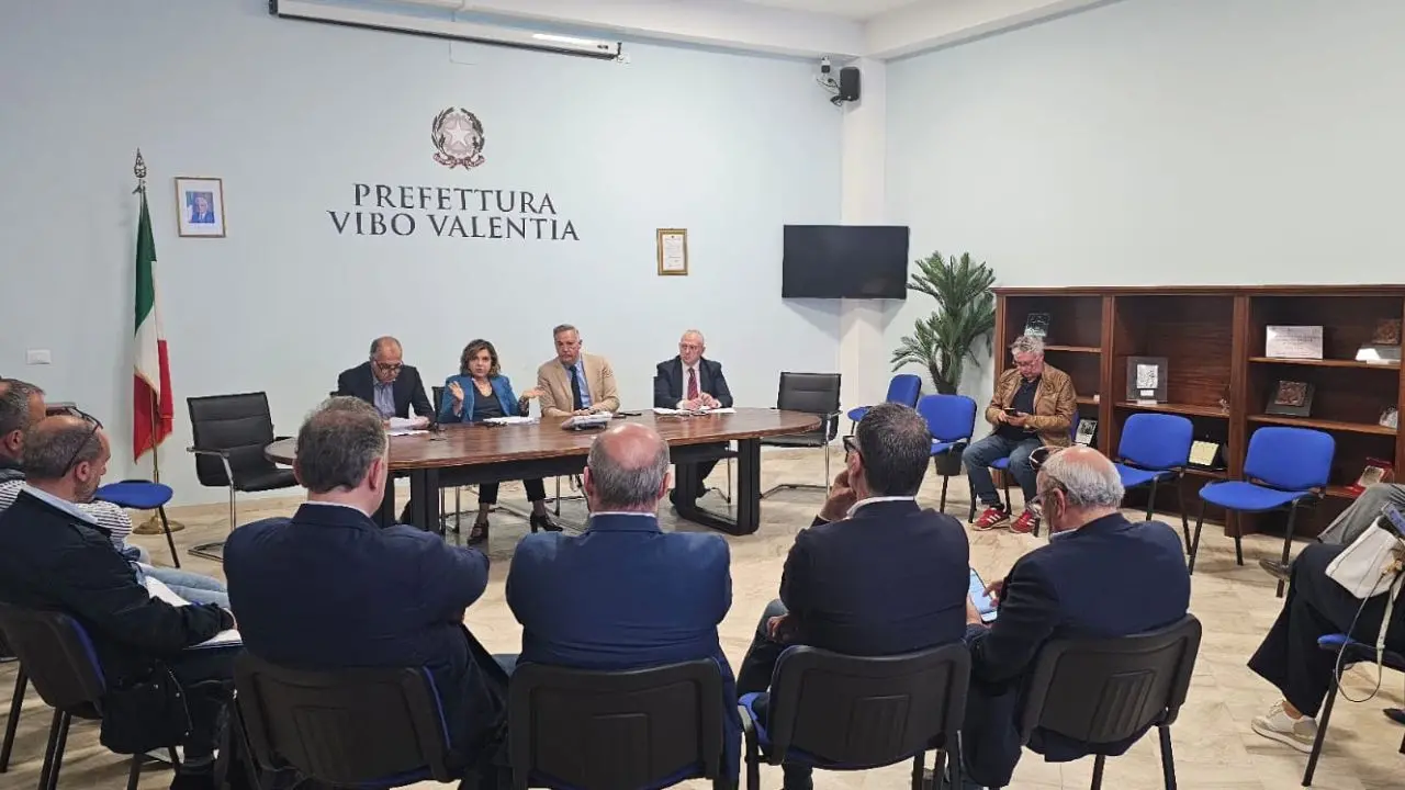 Viabilità, depurazione e acqua: riunione in Prefettura con i sindaci per affrontare le criticità del Vibonese in vista dell'estate