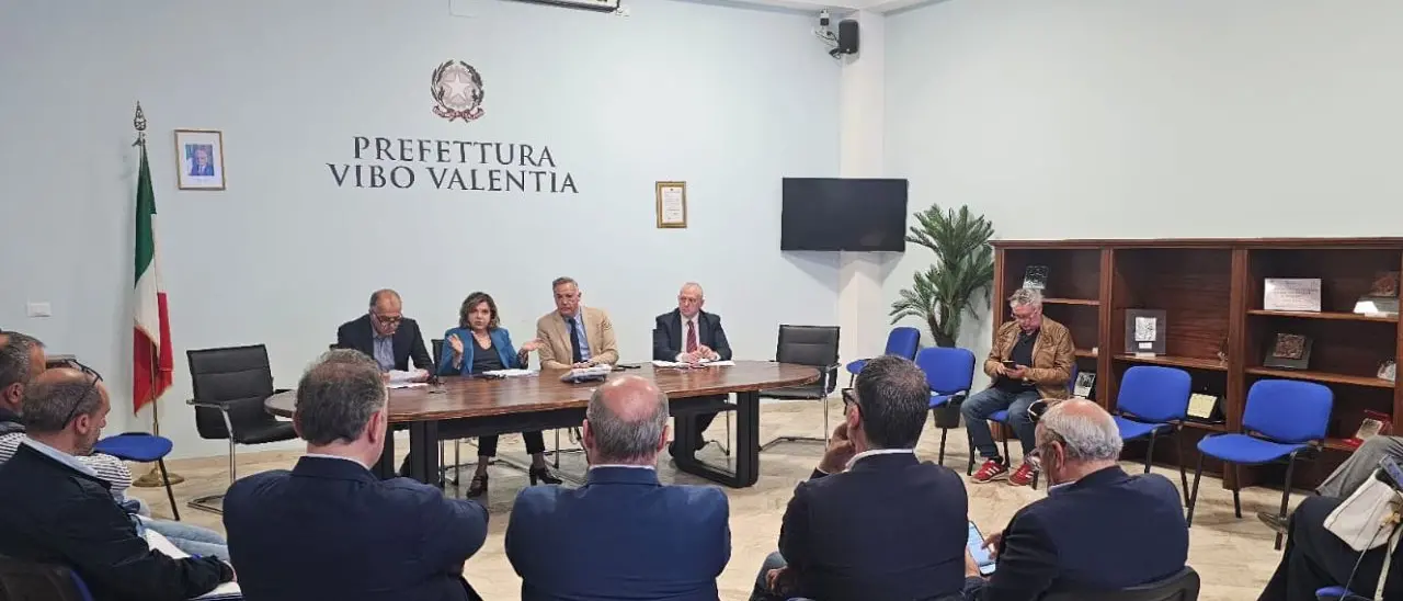 Viabilità, depurazione e acqua: riunione in Prefettura con i sindaci per affrontare le criticità del Vibonese in vista dell'estate