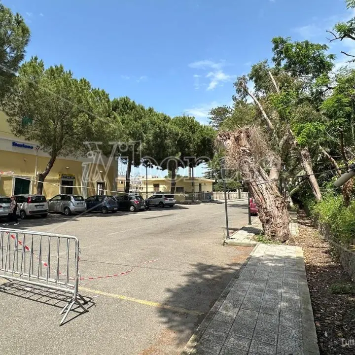 Tropea, parcheggio alla stazione off-limits per un cavo telefonico che da un mese penzola sul piazzale
