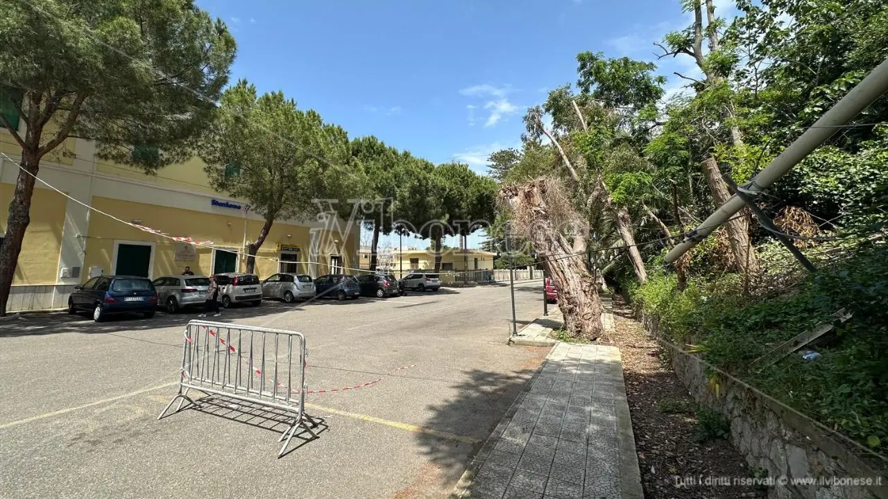 Tropea, parcheggio alla stazione off-limits per un cavo telefonico che da un mese penzola sul piazzale