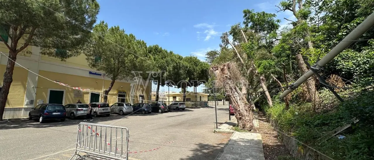 Tropea, parcheggio alla stazione off-limits per un cavo telefonico che da un mese penzola sul piazzale