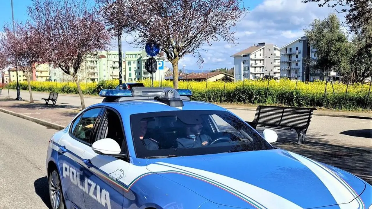 Vibo, riempiono il passeggino di confezioni di caffè e cercano di allontanarsi dal supermercato: due denunciati\n