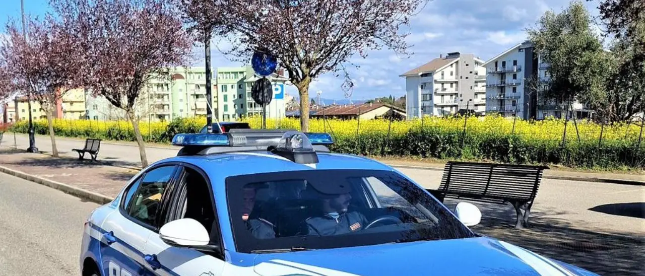 Vibo, riempiono il passeggino di confezioni di caffè e cercano di allontanarsi dal supermercato: due denunciati\n