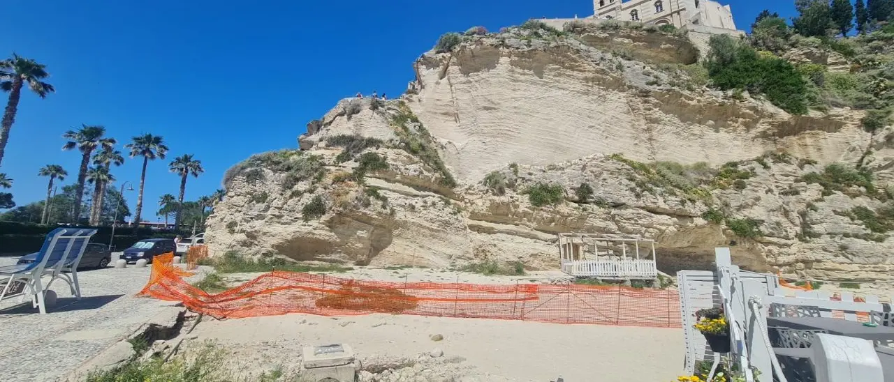 Il paradiso sfregiato, in frantumi l’accesso alla spiaggia del Mare piccolo di Tropea: l’appello al Comune affinché intervenga