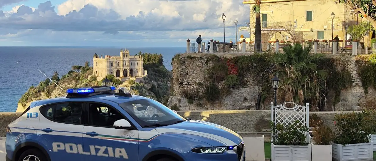 Invade proprietà private a Ricadi ma all’arrivo dei poliziotti li aggredisce con sputi, calci e lancio di bottiglie: arrestato