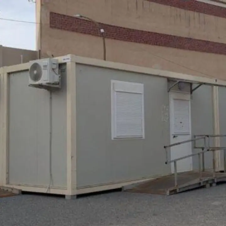 La Posta di Tropea ancora nel container: bancomat fuori uso, caldo asfissiante e rumore ininterrotto per residenti e villeggianti - VIDEO