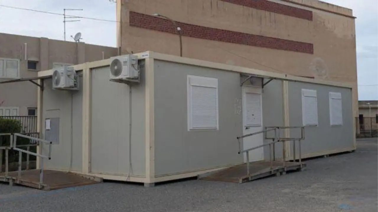 La Posta di Tropea ancora nel container: bancomat fuori uso, caldo asfissiante e rumore ininterrotto per residenti e villeggianti - VIDEO