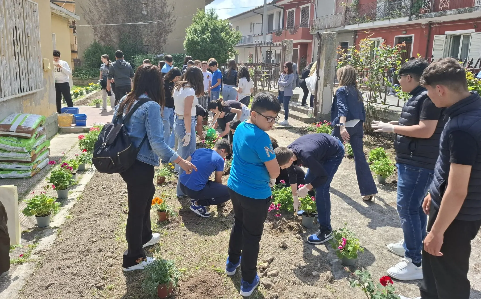 A Mileto edizione 2025 della Giornata della Legalità all’insegna della piantumazione dei fiori