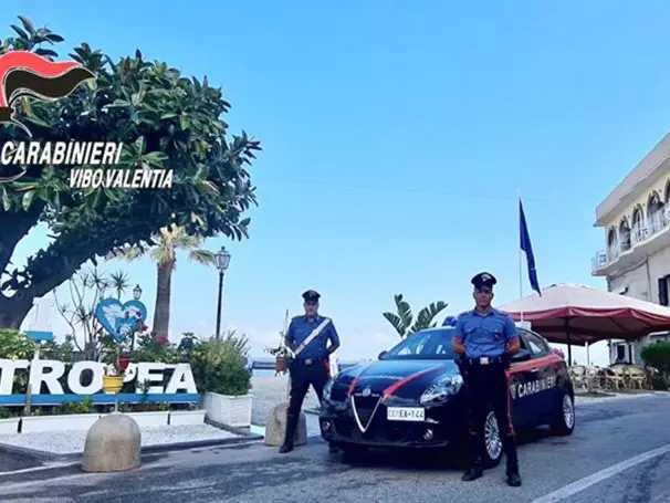 Mala movida a Tropea, rissa a colpi di coltello nei pressi di una paninoteca: intervengono i carabinieri, tutte identificate le persone coinvolte