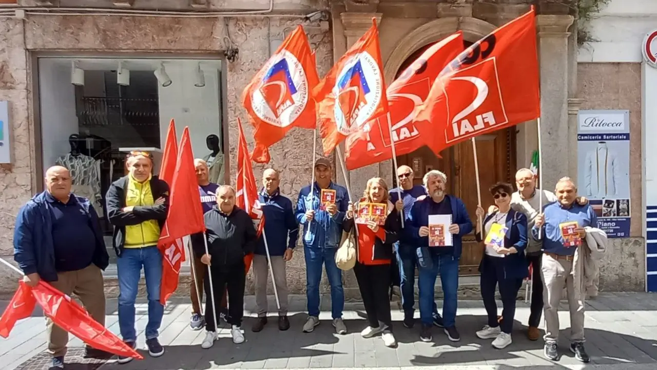 Sit in degli agricoltori vibonesi della Flai Cgil davanti la Prefettura: caporalato e lavoro nero al centro della protesta