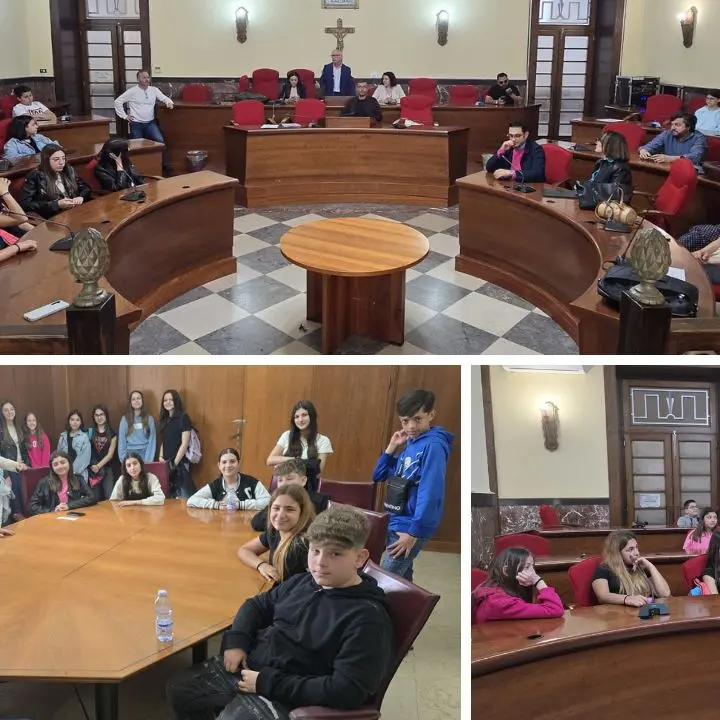 Vibo, la scuola entra in Comune: studenti a lezione di cittadinanza attiva tra curiosità e riflessioni