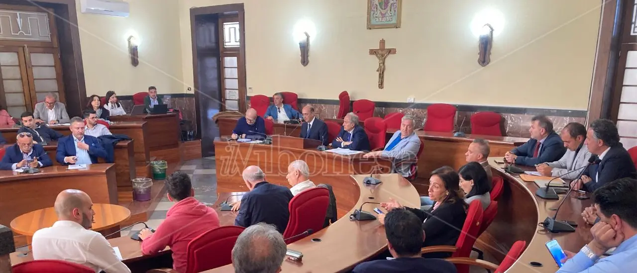 Sanità, Piscitelli alla Conferenza dei sindaci: «Non mancano i posti letto, ma il personale. Dieci anni di mala gestio, tanta polvere sotto i tappeti»