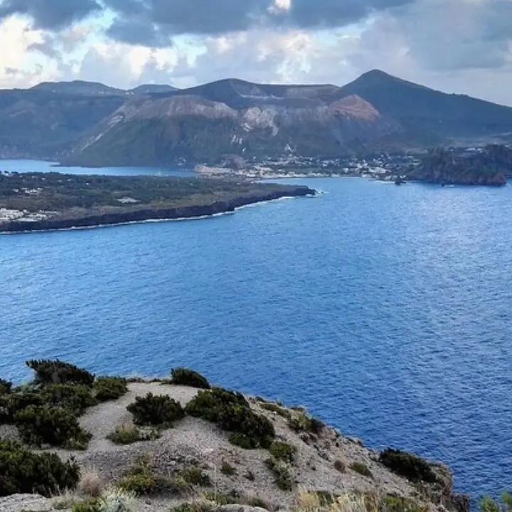 Jonadi, il Comune porta in gita (gratis) i suoi anziani: una giornata di svago alle Eolie per gli over 65