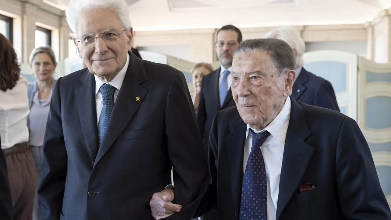 <p>Cesare Ruperto in una foto con il Presidente&nbsp;Mattarella</p>\\n