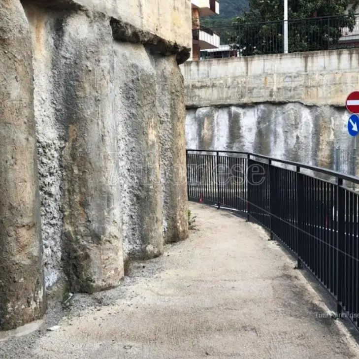 Vibo Marina, il sottopasso dove ancora non si passa con i (brutti) pali di cemento a vista neanche fossero antiche colonne romane
