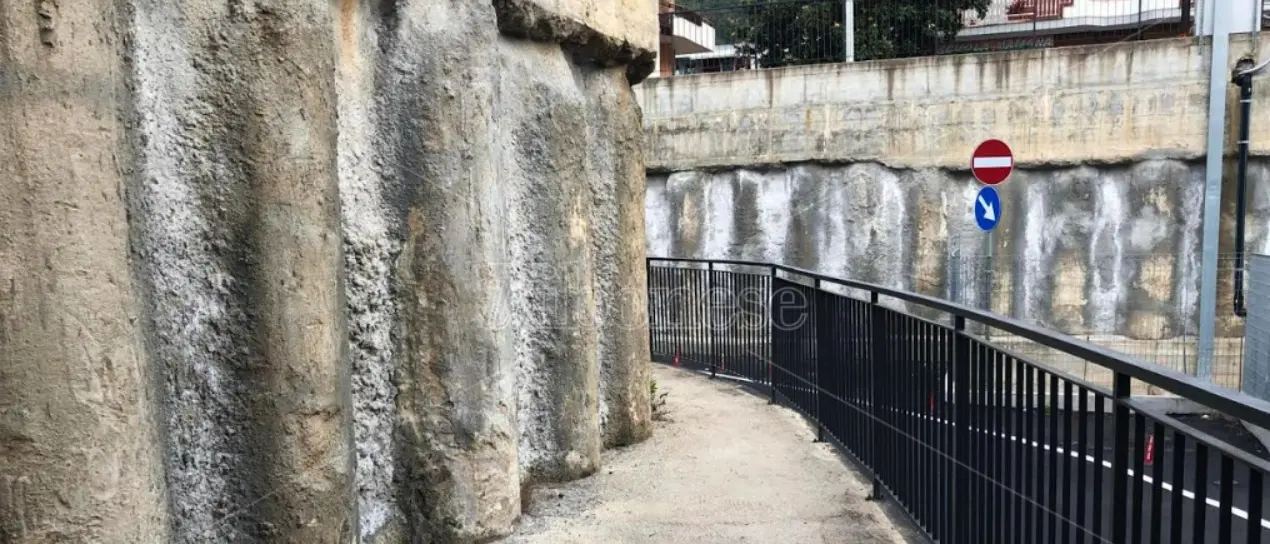 Vibo Marina, il sottopasso dove ancora non si passa con i (brutti) pali di cemento a vista neanche fossero antiche colonne romane
