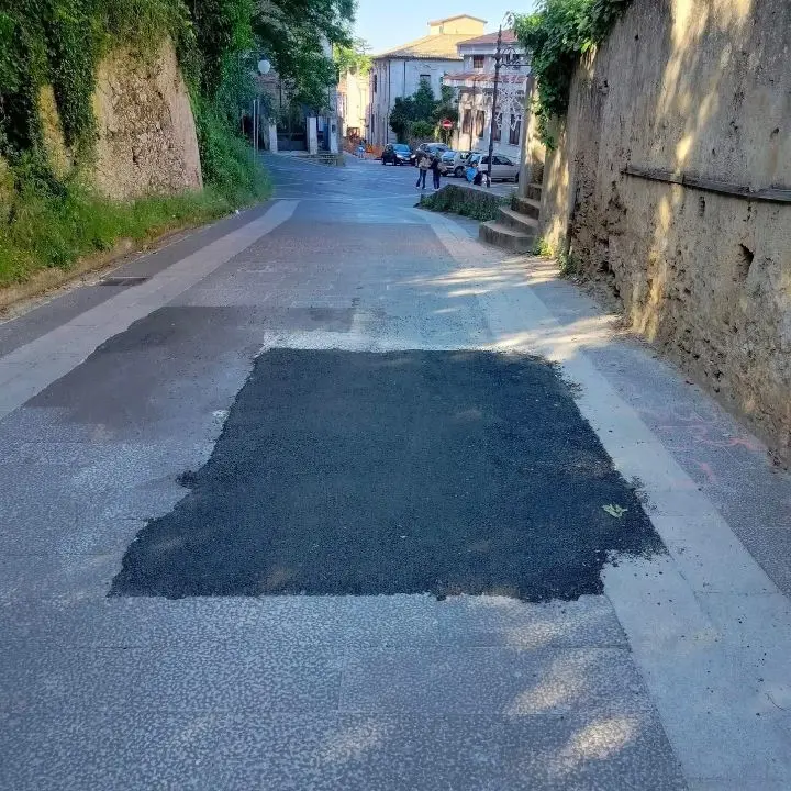 Vibo, una toppa d'asfalto sulla pavimentazione in pietra: sfregio urbanistico in pieno centro storico