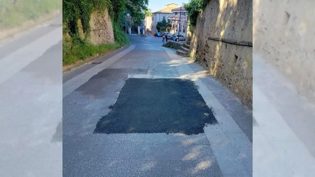 Vibo, una toppa d'asfalto sulla pavimentazione in pietra: sfregio urbanistico in pieno centro storico