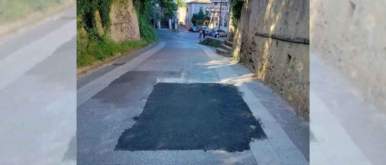 Vibo, una toppa d'asfalto sulla pavimentazione in pietra: sfregio urbanistico in pieno centro storico