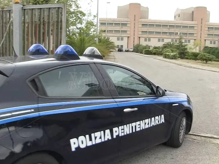 Vibo Valentia, ispettore aggredito in carcere: il sindacato lancia l’allarme