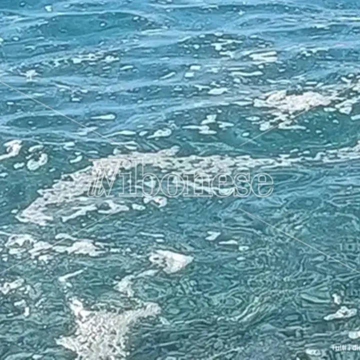 Con l’estate a Zambrone torna pure la schiumetta: parcheggi carissimi, mare sporco e turisti arrabbiati