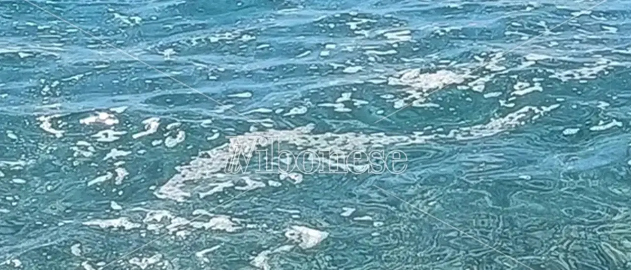 Con l’estate a Zambrone torna pure la schiumetta: parcheggi carissimi, mare sporco e turisti arrabbiati