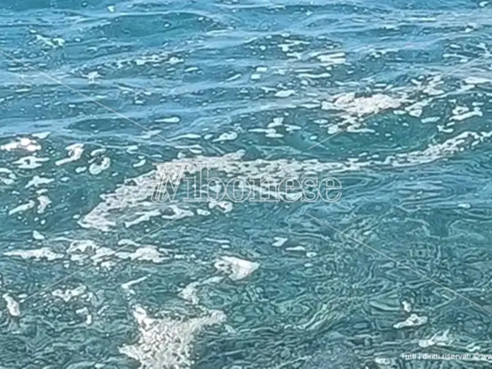 Con l’estate a Zambrone torna pure la schiumetta: parcheggi carissimi, mare sporco e turisti arrabbiati