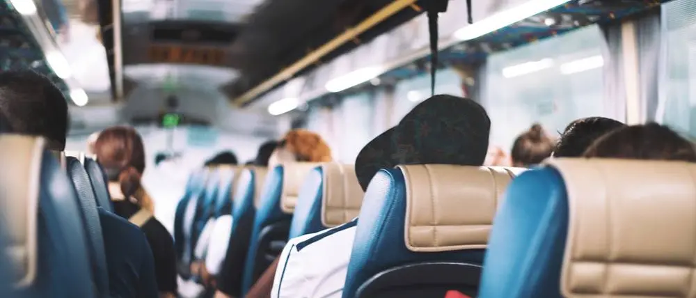 Ritorno in classe, l’allarme dei genitori: «I nostri figli stipati su un solo pullman»