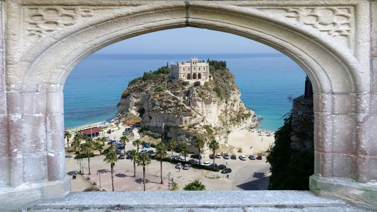 Tropea sposa del mare: gli studenti dell'Istituto Galluppi protagonisti all'Aqua Film Festival 2025