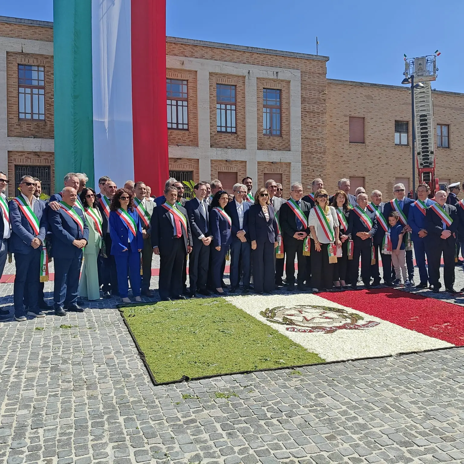 Un Tricolore di fiori, per il 2 giugno a Vibo un suggestiva bandiera realizzata da una delegazione di Potenzoni