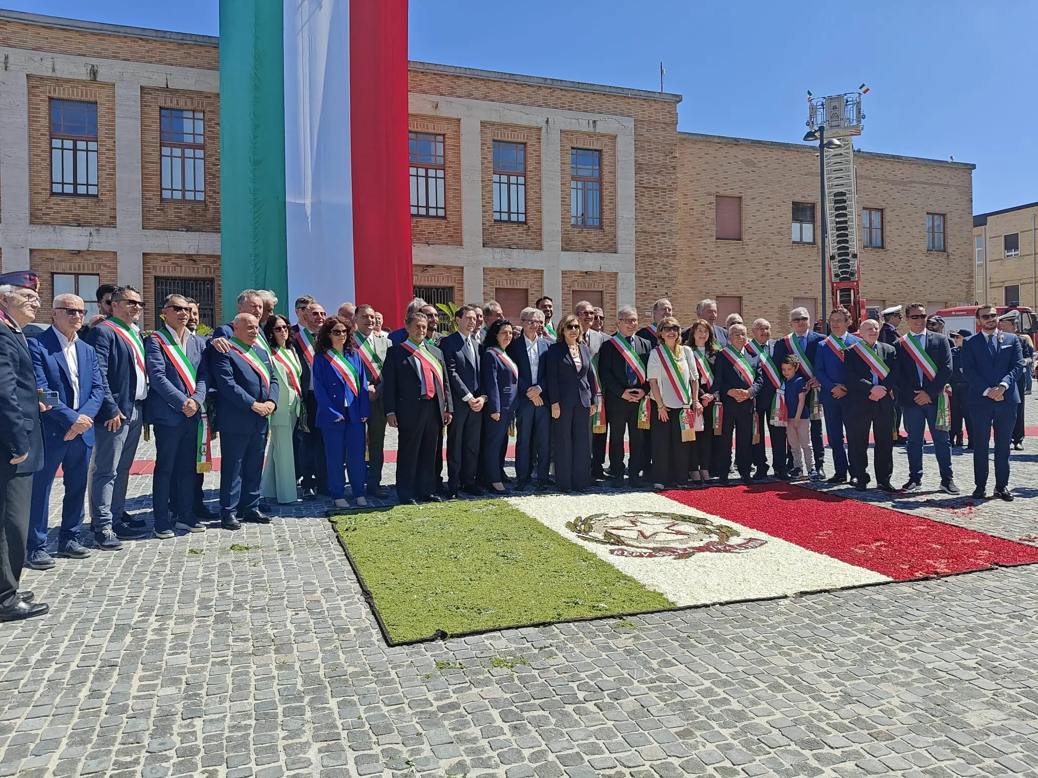 Un Tricolore di fiori, per il 2 giugno a Vibo un suggestiva bandiera realizzata da una delegazione di Potenzoni