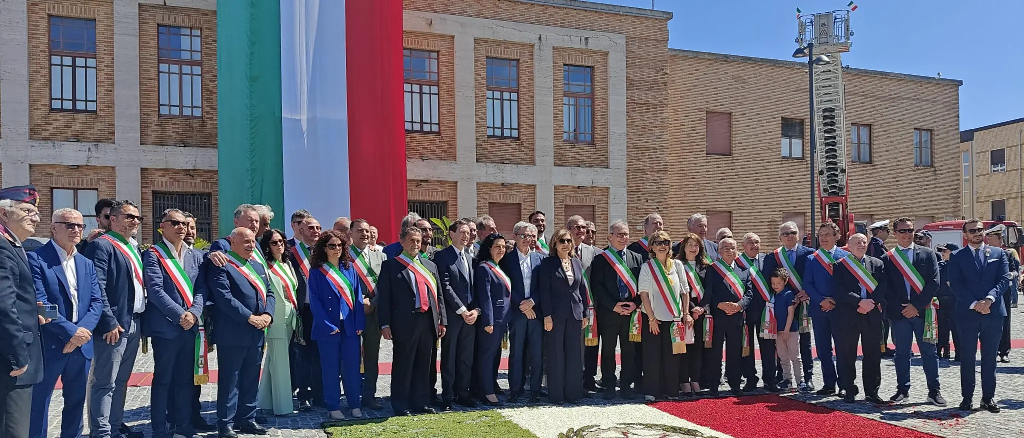 Un Tricolore di fiori, per il 2 giugno a Vibo un suggestiva bandiera realizzata da una delegazione di Potenzoni