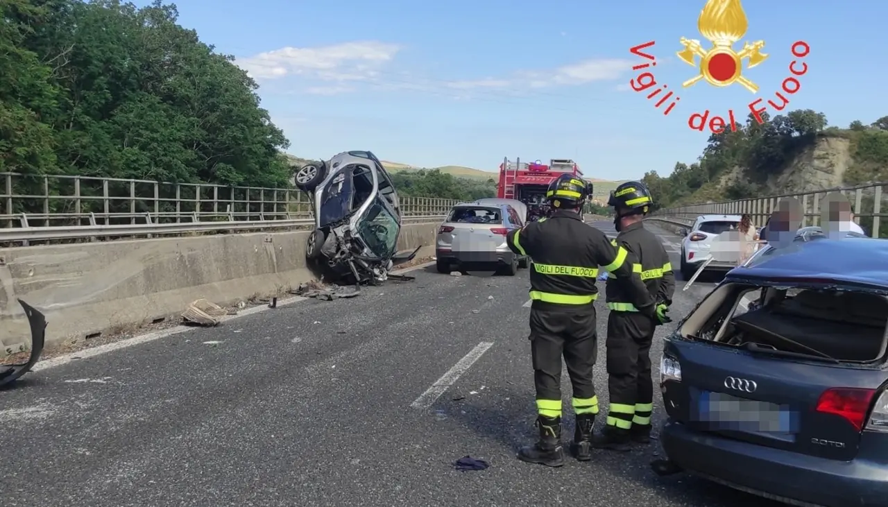 Due incidenti in mezz'ora sulla Strada dei due mari: una corsia chiusa, 8 feriti tra cui un bimbo