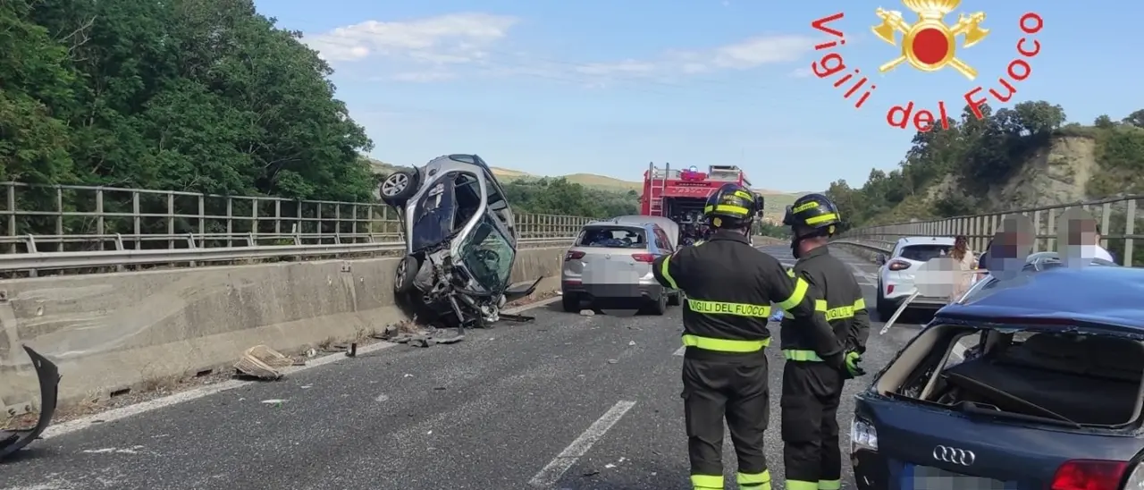 Due incidenti in mezz'ora sulla Strada dei due mari: una corsia chiusa, 8 feriti tra cui un bimbo