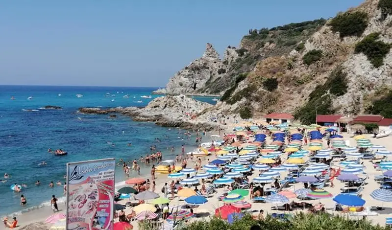 Capo Vaticano, i Nas chiudono il ristorante di un lido per gravi carenze igieniche e sequestrano alimenti senza tracciabilità