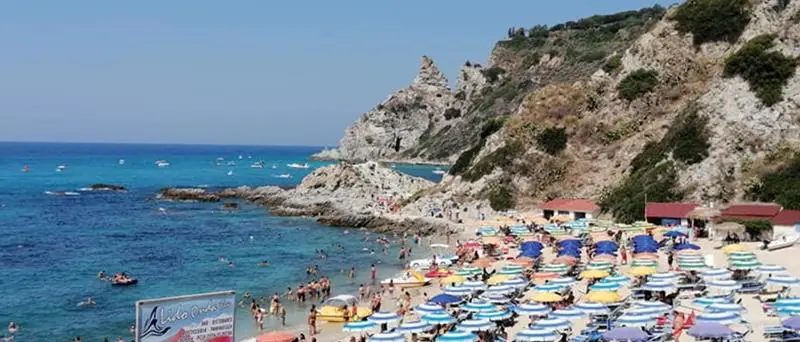 Capo Vaticano, i Nas chiudono il ristorante di un lido per gravi carenze igieniche e sequestrano alimenti senza tracciabilità