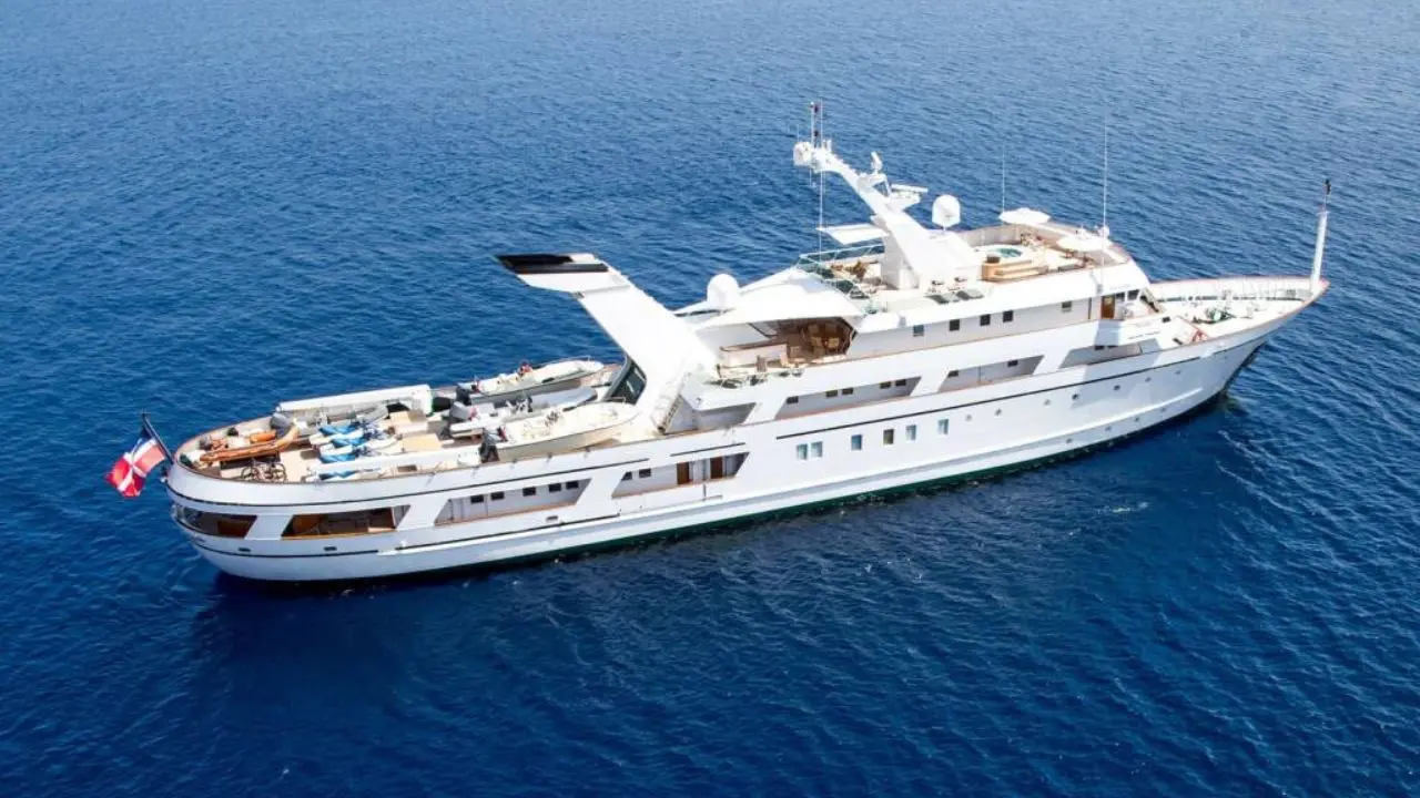 Approda a Vibo Marina il super yacht del proprietario di Easy Jet: 62 metri, 11 cabine e 3 milioni di euro l'anno di costi