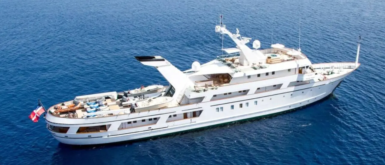 Approda a Vibo Marina il super yacht del proprietario di Easy Jet: 62 metri, 11 cabine e 3 milioni di euro l'anno di costi