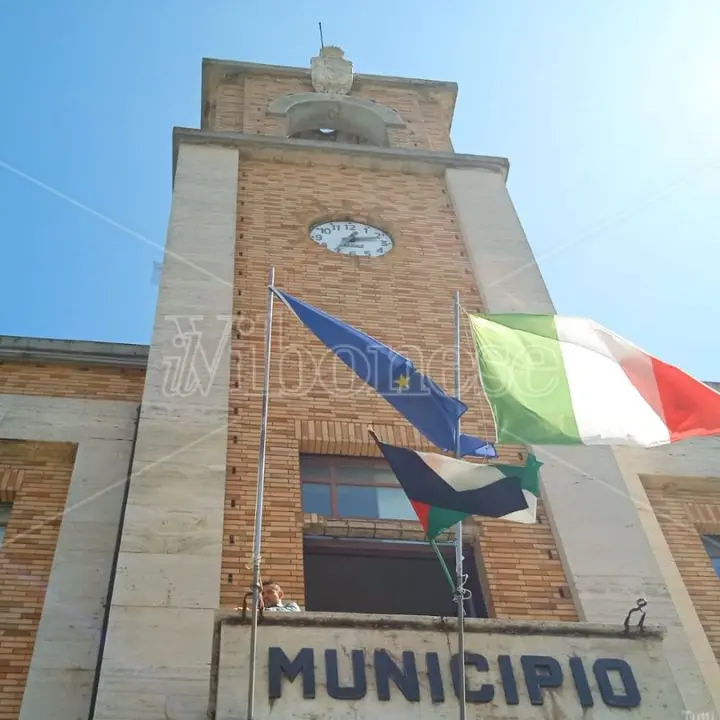 Vibo Valentia, la bandiera della Palestina sventola dal Municipio in segno di solidarietà al popolo di Gaza