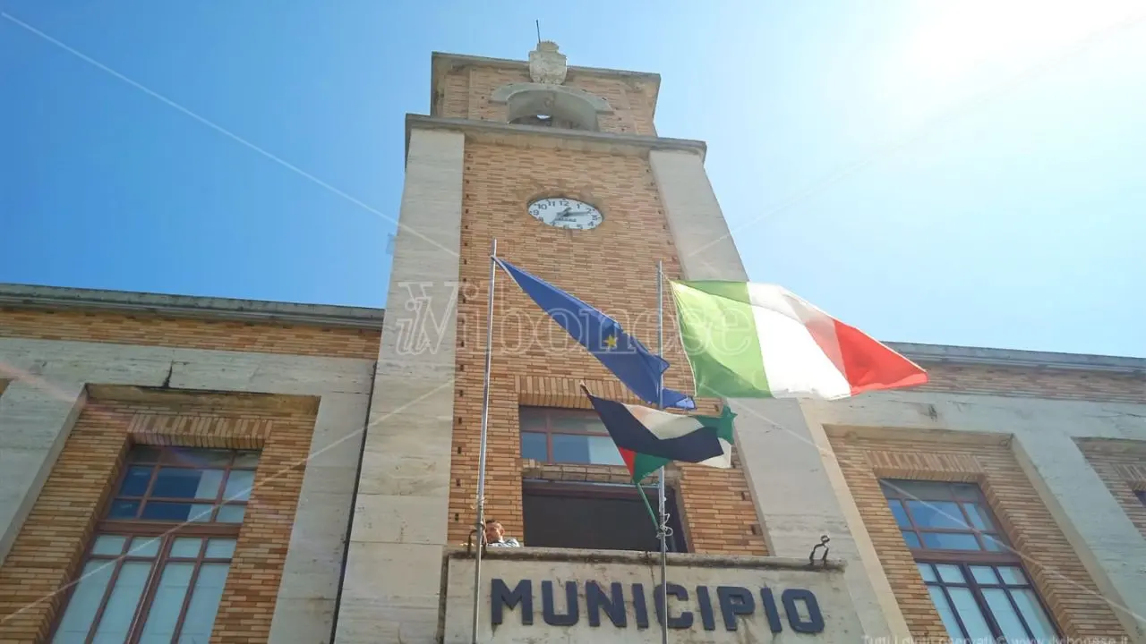 Comune di Vibo, l’opposizione contro l’amministrazione Romeo: «Solo promesse e scandali, il sindaco si dimetta»