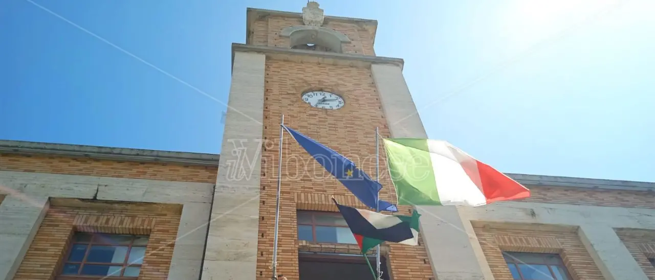 Da destra a sinistra pioggia di solidarietà per la dirigente comunale di Vibo Claudia Santoro dopo l’incendio della sua auto