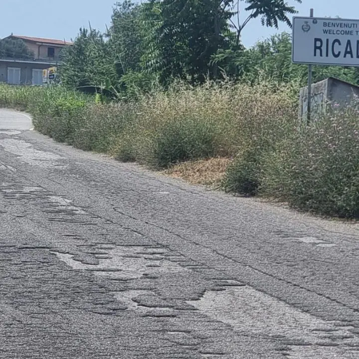 Ricadi, la denuncia di un imprenditore: «La Sp 22 in condizioni vergognose. Come ci passano le Ferrari del raduno di metà giugno?»
