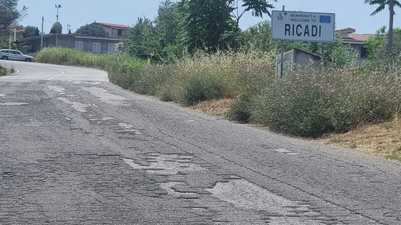 Ricadi, la denuncia di un imprenditore: «La Sp 22 in condizioni vergognose. Come ci passano le Ferrari del raduno di metà giugno?»