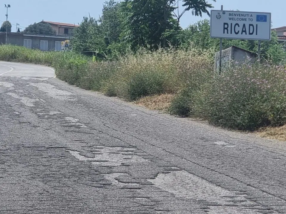 Ricadi, la denuncia di un imprenditore: «La Sp 22 in condizioni vergognose. Come ci passano le Ferrari del raduno di metà giugno?»