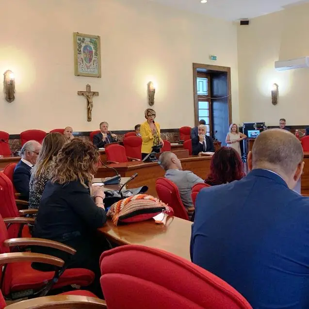 Comune, M5S e \"Vibo democratica\": «La maggioranza scricchiola»