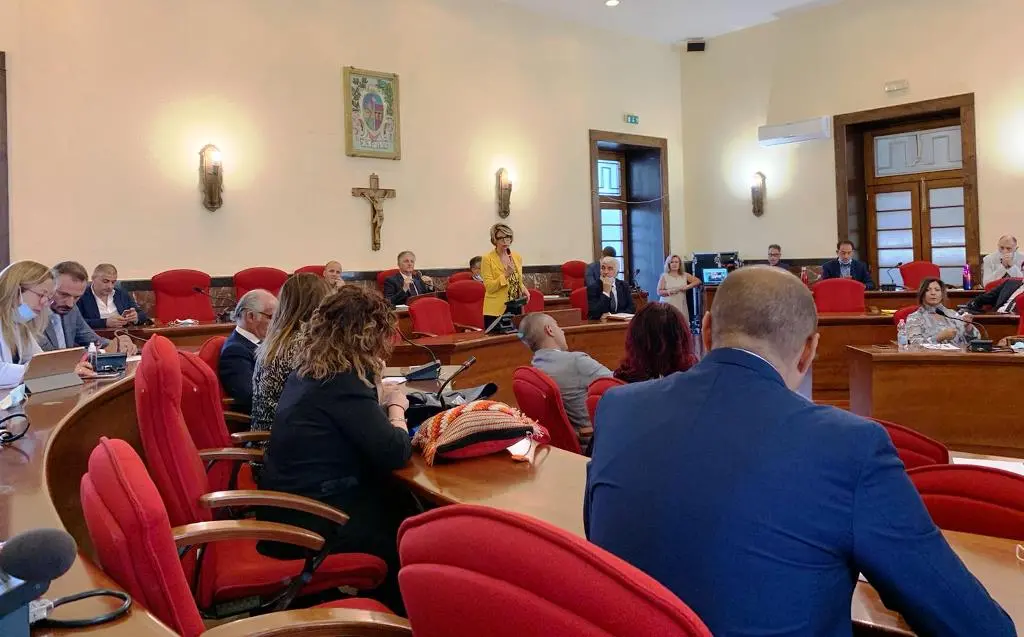 Comune, M5S e \"Vibo democratica\": «La maggioranza scricchiola»